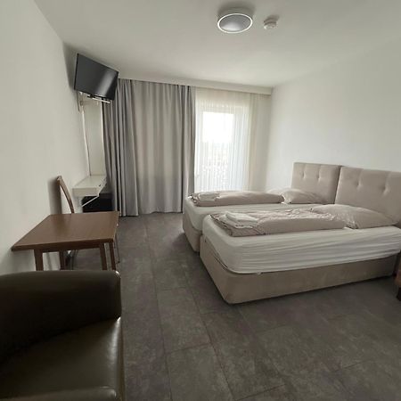 F Hotel 24H Check-In Hörsching Eksteriør billede