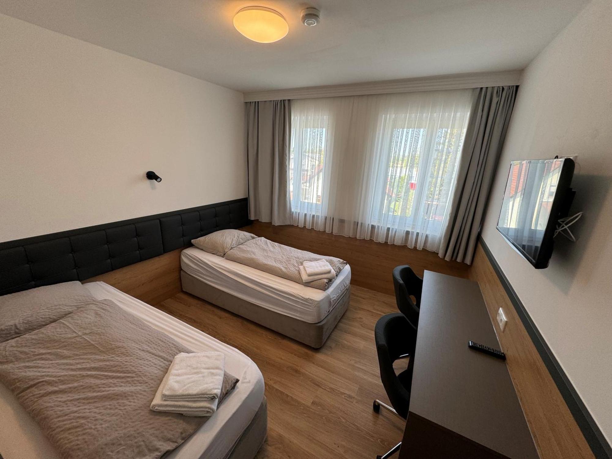 F Hotel 24H Check-In Hörsching Eksteriør billede