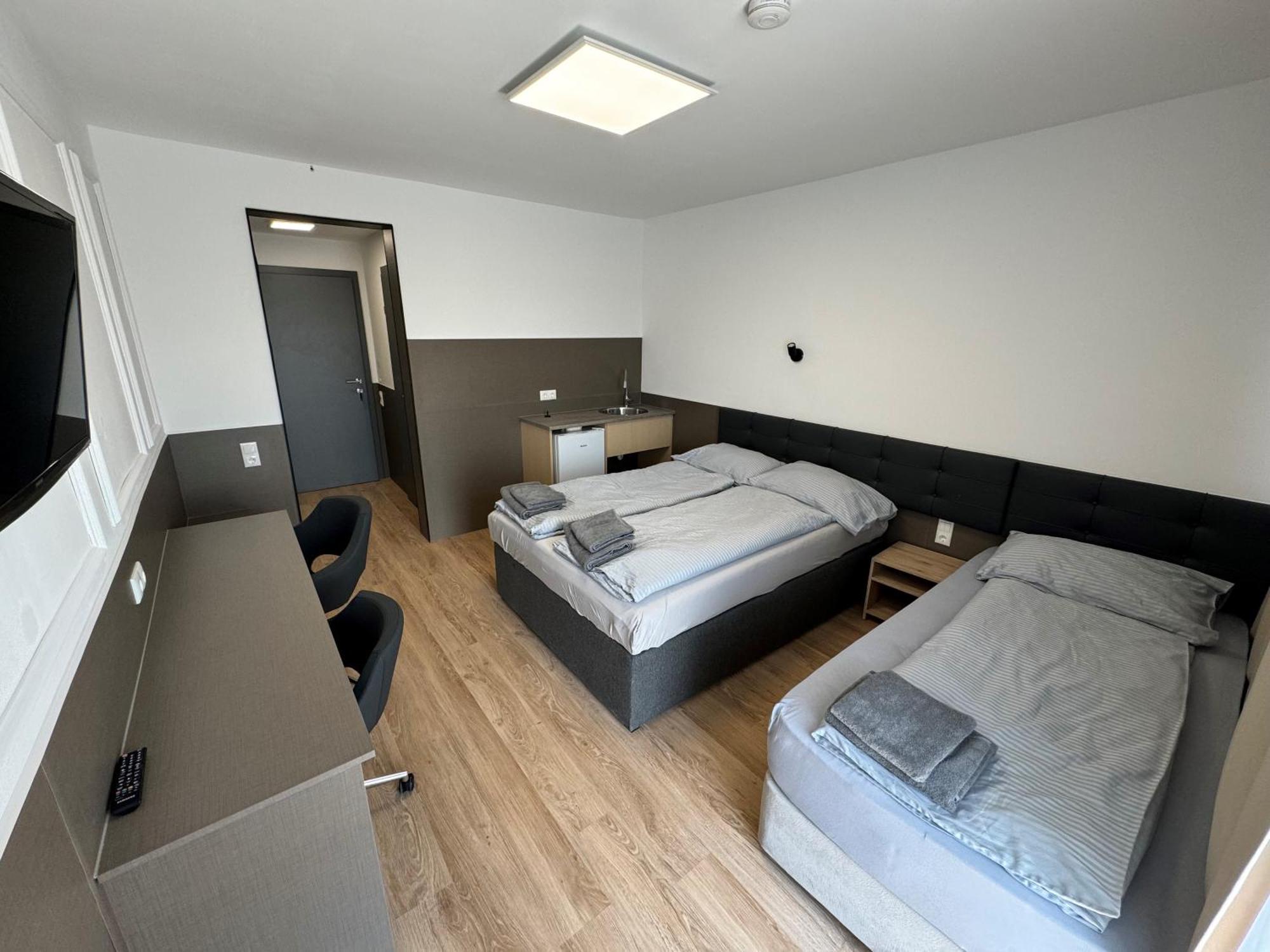 F Hotel 24H Check-In Hörsching Eksteriør billede