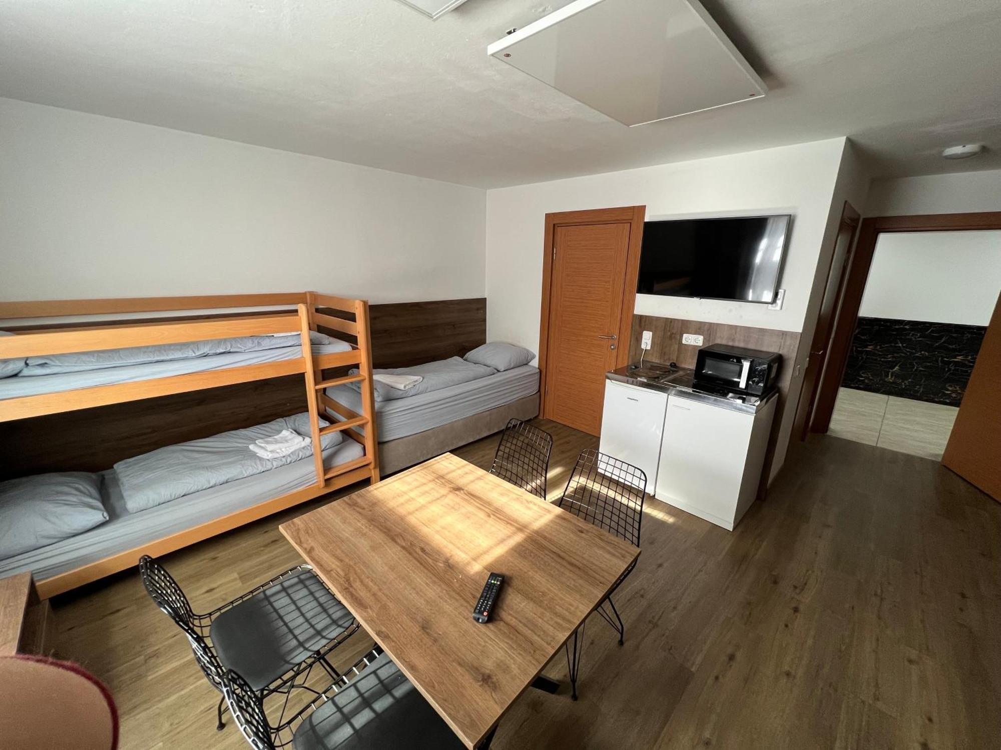 F Hotel 24H Check-In Hörsching Eksteriør billede